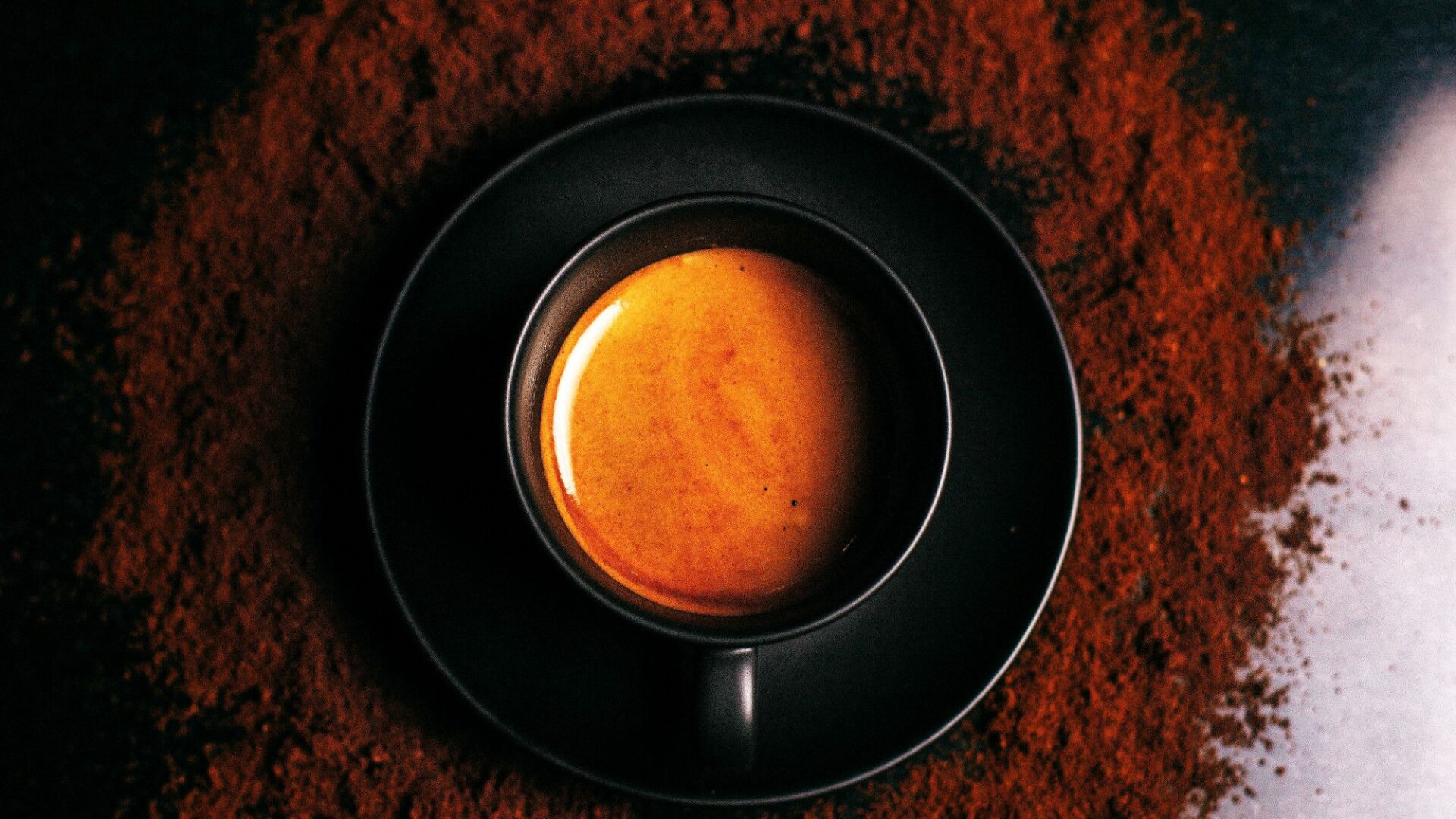 panqueque-vista-superior-dentro-bandeja-metal-redonda-alrededor-chocolate-polvo-superficie-oscura-compressed